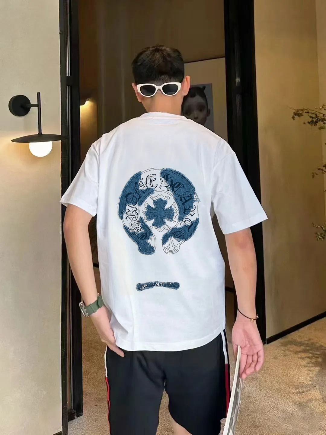 P190 Chrome Hearts CH Cross 26SS New product is hot at the same time💥 Early spring classic style Multiple craftsmanship Denim patch on the chest Horseshoe cross 🪡 Embroidery Large logo cross on the back Horseshoe denim patch Sanskrit ✝️🪡 Embroidery Round neck short-sleeved T-shirt, hot style, a style that both men and women like, same style for men and women, 100% chance of turning heads when wearing it! It’s all about being handsome. The designer’s classic sense is precisely grasped. The whole piece of clothing is heavy. Industrial washing process. Ready-made garments are dyed + sprayed for a horse effect. The double-wash process is very recognizable. It uses heavy washing to make it distressed. The edges of the patch are slightly rolled and naturally distressed. It has a three-dimensional sense of layering and a little damage. It is very visually lethal. It adheres to Kroxin's consistent rough style. The chest and back are large, and the horseshoe flower printed patch pattern is embroidered and decorated. It is also decorated with silver metal engraved distressed buttons. The classic elements full of brand recognition instantly enhance the overall sense of grade and specification. Its texture is quite high-end! The overall feeling is high-end, simple and elegant, with silver hardware accessories, a full set of customized accessories, and the pattern of the entire dress is all decorated with patchwork three-dimensional embroidery technology, which is the finishing touch of the entire dress. The design on the back is even more eye-catching! ! This full back is so cool, it’s full of design, and the overall upper body style highlights fashion and individuality. Wearing it together as a couple is even more popular on the street. I recommend the early autumn sweatshirt! ! The fabric is a unique 320g 100% cotton, which is skin-friendly, breathable, warm to the touch, has a strong texture, and has smooth lines. It can be called a back killer, which has very strict requirements on craftsmanship and cost. The smooth neckline, flat cuffs and hems, the stitches are large and tight, tight and orderly, and the details are perfect. The consistent OS version can be worn alone or layered. It is very casual, but very iconic! It is simply the flagship of high-end trendy brands and must be included in your wardrobe. It has the American fashion spirit of freedom and individuality, and is highly recognizable and stylized! Color: Black White Size: S-XL Size chart: S: Shoulder width 50-Bust 56-Length 70 M: Shoulder width 52-Bust 57-Length 72 L: Shoulder width 54-Bust 59-Length 74 XL: Shoulder width 56-Bust 62-Length 76
